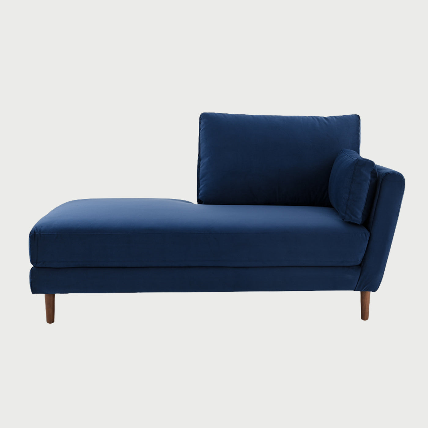 Chaise lounge derecho Levanto GAIA tapizado en terciopelo azul con patas de madera vistas de frente.