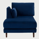 Vista posterior del chaise longue Levanto GAIA brazo izquierdo tapizado en azul oscuro, resaltando el diseño liso del respaldo y la estructura de patas de madera nogal.