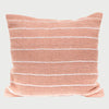 Vista frontal del cojín cuadrado Apapacho de 50 x 50 cm en color rosa; presenta el mismo patrón de cubos tridimensionales con líneas negras sobre un fondo rosa suave, ideal para aportar un toque de diseño estructural y delicadeza cromática.