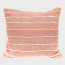 Vista frontal del cojín cuadrado Apapacho de 50 x 50 cm en color rosa; presenta el mismo patrón de cubos tridimensionales con líneas negras sobre un fondo rosa suave, ideal para aportar un toque de diseño estructural y delicadeza cromática.
