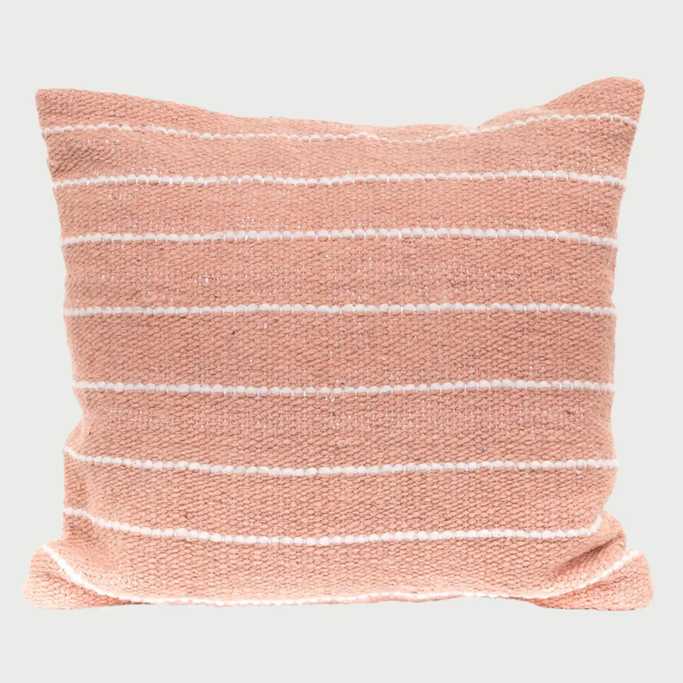 Vista frontal del cojín cuadrado Apapacho de 50 x 50 cm en color rosa; presenta el mismo patrón de cubos tridimensionales con líneas negras sobre un fondo rosa suave, ideal para aportar un toque de diseño estructural y delicadeza cromática.