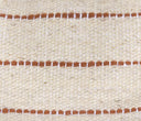 Acercamiento al textil del cojín Apapacho café; muestra la trama de tejido cerrada y resistente con acabado mate, destacando la precisión de las líneas negras del diseño y la pequeña etiqueta lateral de GAIA en la esquina.