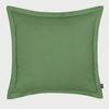 Vista frontal del cojín cuadrado Benicio de 50 x 50 cm en color verde oliva; confeccionado en algodón, destaca por su diseño minimalista con una pestaña perimetral decorativa que acentúa su forma y estructura.