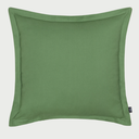 Vista frontal del cojín cuadrado Benicio de 50 x 50 cm en color verde oliva; confeccionado en algodón, destaca por su diseño minimalista con una pestaña perimetral decorativa que acentúa su forma y estructura.