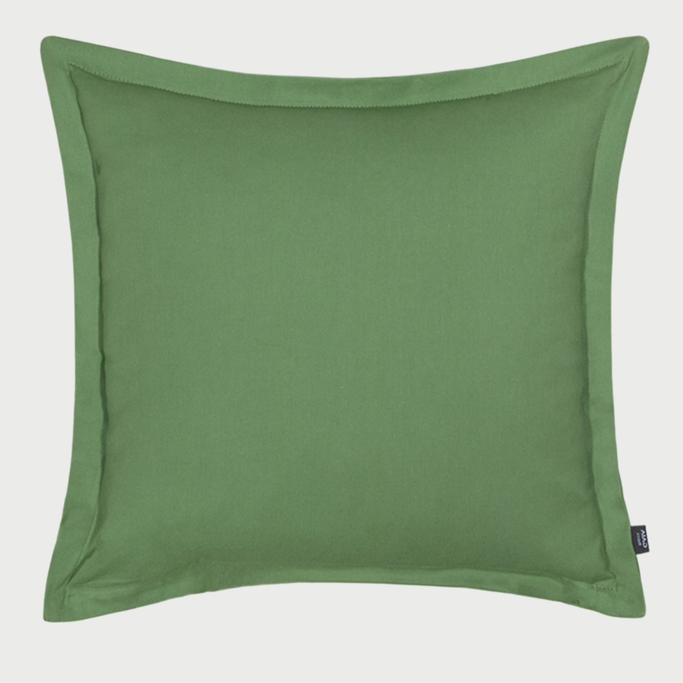 Vista frontal del cojín cuadrado Benicio de 50 x 50 cm en color verde oliva; confeccionado en algodón, destaca por su diseño minimalista con una pestaña perimetral decorativa que acentúa su forma y estructura.