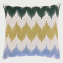 Vista frontal del cojín cuadrado Bohemio de 50 x 50 cm; presenta un diseño de tres franjas horizontales con un patrón de zigzag o puntas de flecha en colores verde bosque, mostaza y azul cielo sobre un fondo blanco, evocando un estilo artesanal y dinámico.