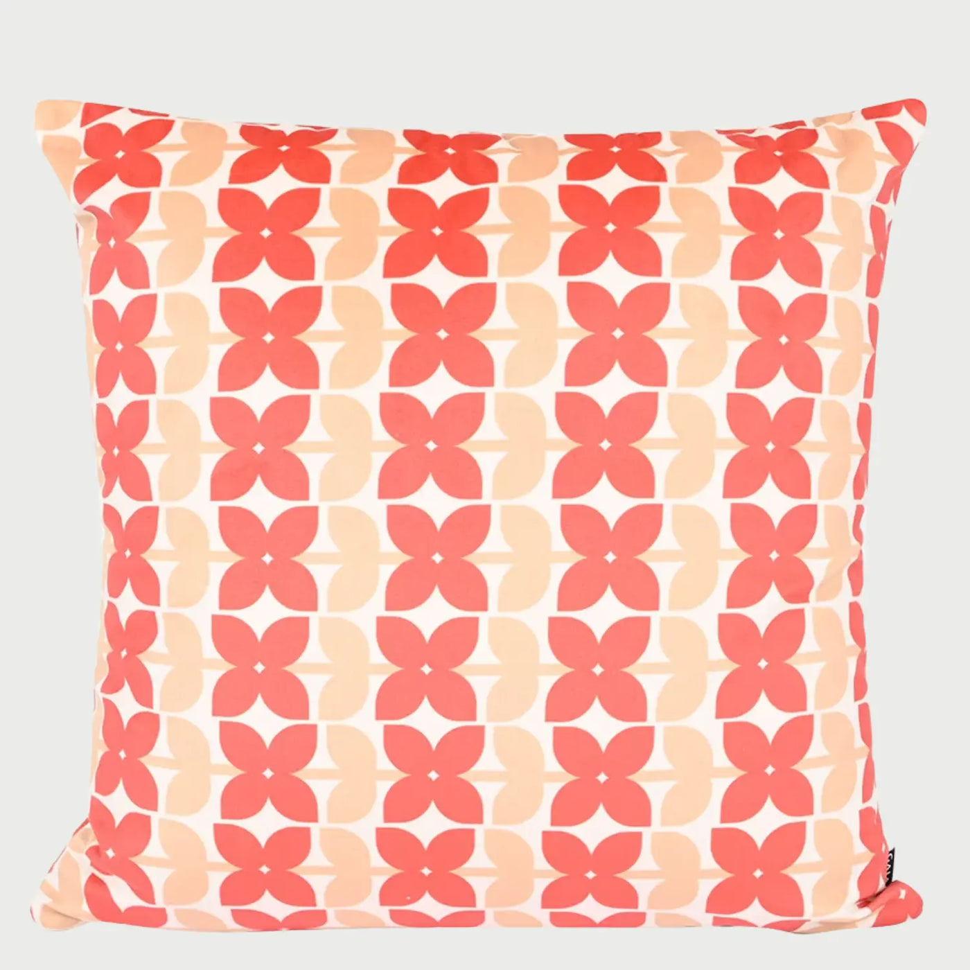 Vista frontal del cojín cuadrado Bonelo de 43 x 43 cm; presenta un patrón repetitivo de formas florales estilizadas de cuatro pétalos en color rojo coral y salmón suave, dispuestas en franjas verticales sobre un fondo crema claro.