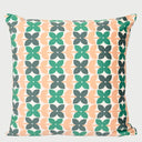 Vista frontal del cojín cuadrado Bonelo de 43 x 43 cm en color verde; presenta el mismo patrón rítmico de flores geométricas en tonalidades verdes sobre fondo crema, ideal para aportar frescura y un toque botánico abstracto a la decoración.