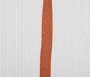 Acercamiento al textil del cojín Buritaca; muestra la trama cerrada de la tela blanca y el acabado mate de las rayas terracota, junto con la etiqueta lateral negra de GAIA que asegura su calidad de diseño.