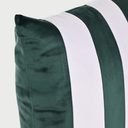 Acercamiento al textil del cojín Caramelo; se aprecia la textura densa y sedosa del terciopelo en color verde bosque y blanco, resaltando el brillo sutil de la fibra y la definición impecable en la unión de las rayas.