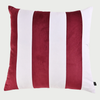 Vista frontal del cojín cuadrado Caramelo en color rojo; destaca por su patrón de rayas anchas rojas y blancas en terciopelo premium, ofreciendo un contraste vibrante y un tacto extremadamente suave.