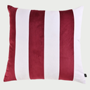 Vista frontal del cojín cuadrado Caramelo en color rojo; destaca por su patrón de rayas anchas rojas y blancas en terciopelo premium, ofreciendo un contraste vibrante y un tacto extremadamente suave.