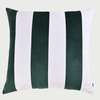 Vista frontal del cojín cuadrado Caramelo de 50 x 50 cm; presenta un diseño de rayas verticales anchas en color verde bosque y blanco, confeccionado en terciopelo suave que aporta un brillo sutil y una apariencia sofisticada.