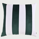 Vista frontal del cojín cuadrado Caramelo de 50 x 50 cm; presenta un diseño de rayas verticales anchas en color verde bosque y blanco, confeccionado en terciopelo suave que aporta un brillo sutil y una apariencia sofisticada.