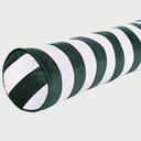 Acercamiento al cojín cilíndrico Caramelo; se aprecia la suavidad del terciopelo en color verde bosque y blanco, resaltando cómo las rayas se adaptan a la forma curva del bolster y la precisión de las costuras en el diseño alargado.