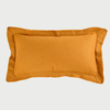 Vista frontal del cojín rectangular Céfiro en color amarillo mostaza; su tono vibrante combinado con la textura táctil de la lana y el borde desflecado crea una pieza de acento cálida y moderna.