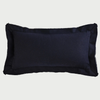 Vista frontal del cojín rectangular Céfiro de 30 x 50 cm en color azul marino; confeccionado en lana, destaca por su diseño de pestaña perimetral con bordes desflecados que aportan una textura rústica y acogedora.
