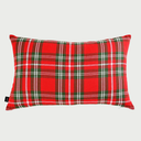 Vista frontal del cojín rectangular Cobijo de 30 x 50 cm; presenta un diseño clásico de cuadros tipo tartán con una base roja vibrante, cruzada por líneas blancas y verdes que crean un patrón cálido y tradicional.