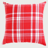 Vista frontal del cojín cuadrado Cobijo de 45 x 45 cm; presenta un patrón clásico de cuadros en color rojo vibrante con líneas blancas que se cruzan, creando una estética cálida y tradicional sobre un tejido de algodón visible.