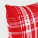 Acercamiento al textil del cojín Cobijo de 45 x 45 cm; se observa la trama detallada del algodón donde se cruzan los hilos rojos y blancos, resaltando la textura natural de la fibra y la nitidez del patrón de cuadros.