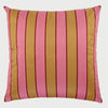Vista frontal del cojín cuadrado Den de 50 x 50 cm; presenta un diseño de rayas verticales anchas en colores rosa vibrante y mostaza, separadas por finas líneas en tono borgoña que aportan definición y un estilo retro moderno.