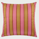 Vista frontal del cojín cuadrado Den de 50 x 50 cm; presenta un diseño de rayas verticales anchas en colores rosa vibrante y mostaza, separadas por finas líneas en tono borgoña que aportan definición y un estilo retro moderno.