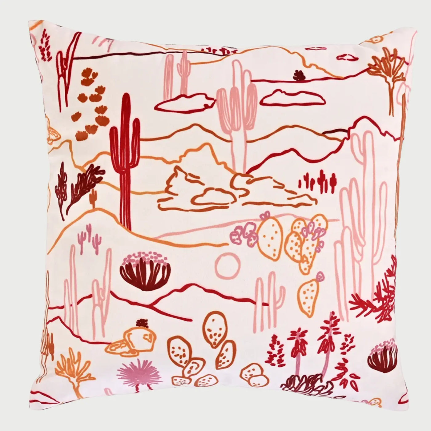 Vista frontal del cojín cuadrado Desierto de 50 x 50 cm; presenta una ilustración lineal de un paisaje desértico con cactus, montañas y vegetación árida en una paleta de colores terracota, rosa y naranja sobre un fondo blanco.