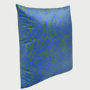 Vista lateral en perspectiva del cojín cuadrado Disco de 50 x 50 cm; muestra un volumen acolchado firme y un diseño de hojas o flores abstractas en color azul rey sobre un fondo verde bosque, confeccionado en una tela de terciopelo con brillo sutil.