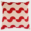 Vista frontal del cojín cuadrado Eco de 50 x 50 cm; presenta un patrón de ondas geométricas compuestas por semicírculos en color rojo vibrante sobre un fondo beige claro, creando un diseño rítmico y moderno.