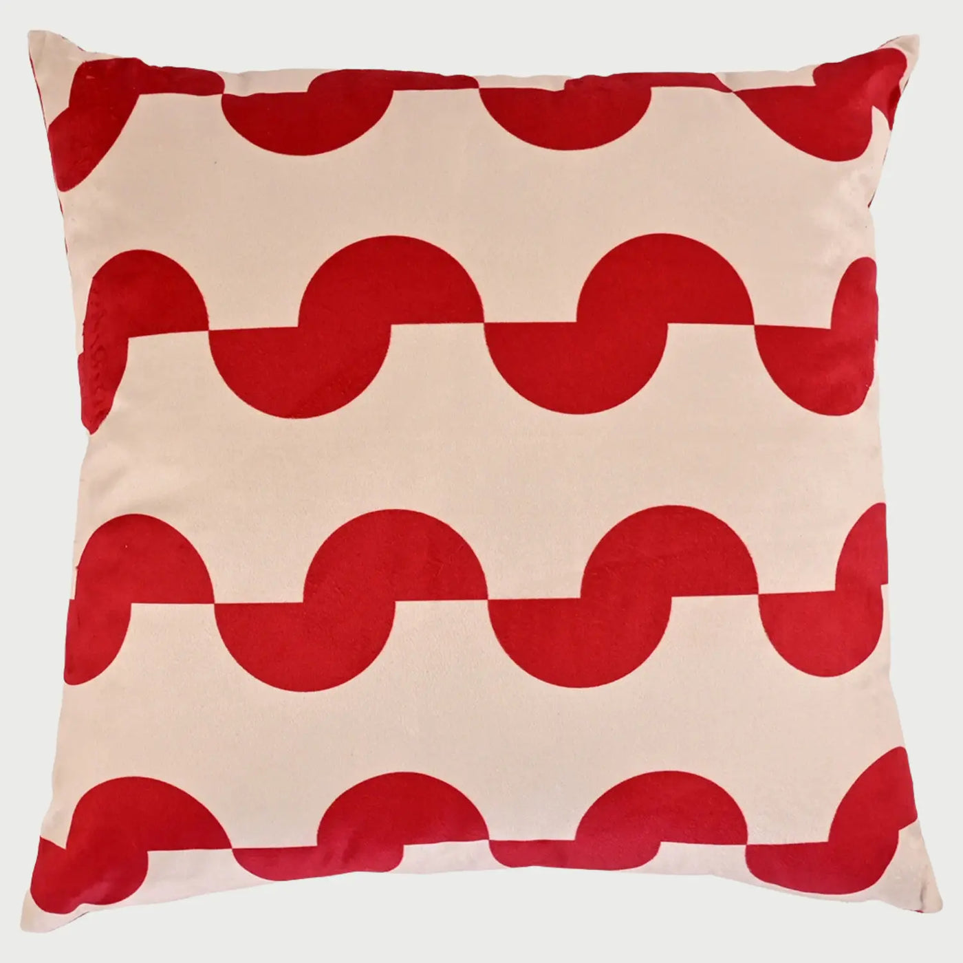 Vista frontal del cojín cuadrado Eco de 50 x 50 cm; presenta un patrón de ondas geométricas compuestas por semicírculos en color rojo vibrante sobre un fondo beige claro, creando un diseño rítmico y moderno.