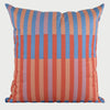 Vista frontal del cojín cuadrado Enea de 50 x 50 cm; presenta un diseño dinámico de rayas verticales que cambian de color a la mitad de la pieza, combinando tonos azul cerúleo, naranja vibrante y lila sobre un fondo neutro.