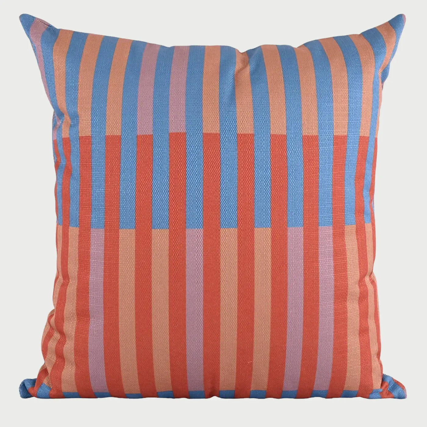 Vista frontal del cojín cuadrado Enea de 50 x 50 cm; presenta un diseño dinámico de rayas verticales que cambian de color a la mitad de la pieza, combinando tonos azul cerúleo, naranja vibrante y lila sobre un fondo neutro.