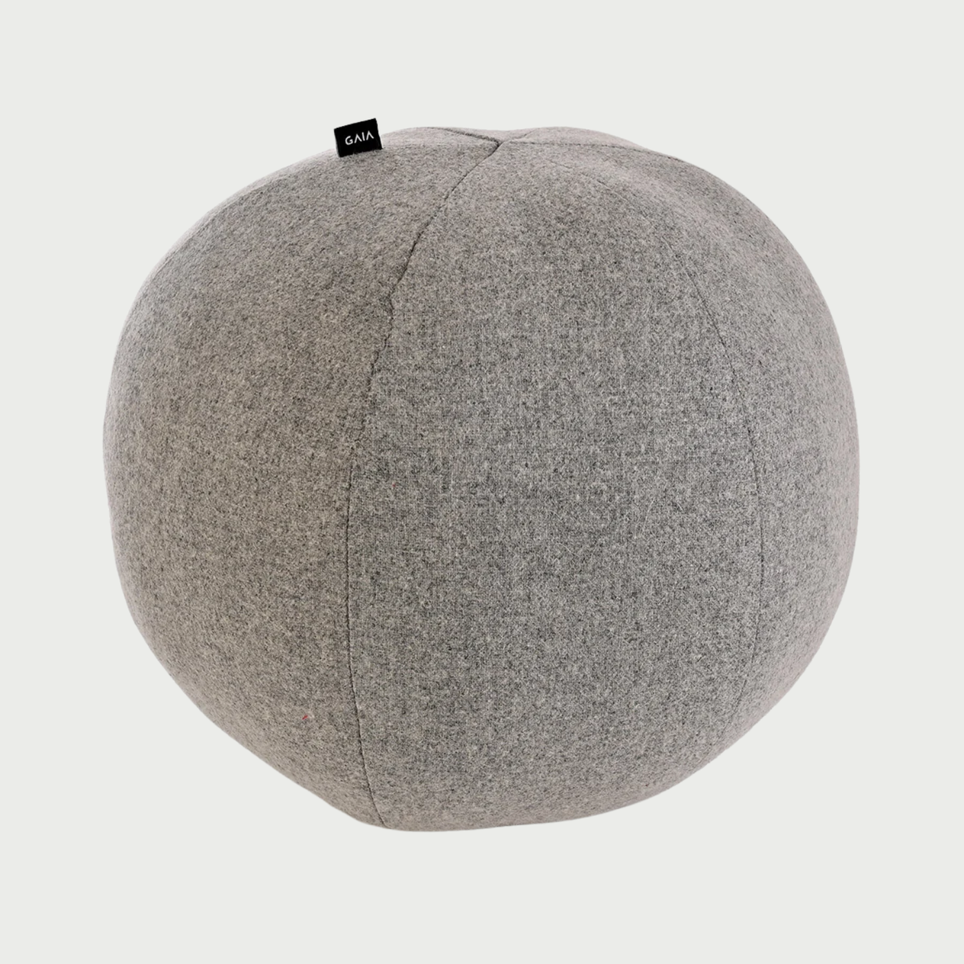 Vista frontal de un cojín en forma de esfera perfecta de tamaño grande; fabricado en lana de color gris jaspeado, presenta una textura suave y acogedora con costuras sutiles que definen su forma orgánica.