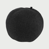 Vista frontal del cojín esfera grande en lana gris oscuro; su tono profundo resalta la sobriedad del diseño y la calidez térmica del material natural.