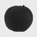 Vista frontal del cojín esfera grande en lana gris oscuro; su tono profundo resalta la sobriedad del diseño y la calidez térmica del material natural.