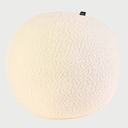 Vista frontal de un cojín en forma de esfera perfecta de tamaño mediano; está confeccionado en tejido bouclé de color blanco roto, resaltando una textura táctil de pequeños nudos y una apariencia orgánica y moderna.