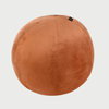 Vista frontal del cojín esfera mediano en terciopelo naranja; la superficie lisa del material refleja la luz de manera uniforme, acentuando su silueta moderna y acogedora.
