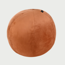 Vista frontal del cojín esfera mediano en terciopelo naranja; la superficie lisa del material refleja la luz de manera uniforme, acentuando su silueta moderna y acogedora.