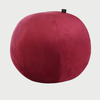 Vista frontal del cojín esfera mediano en terciopelo rojo; destaca por su color vibrante y tacto sedoso, funcionando como un elemento decorativo audaz y contemporáneo.