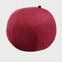 Vista frontal del cojín esfera mediano en terciopelo rojo; destaca por su color vibrante y tacto sedoso, funcionando como un elemento decorativo audaz y contemporáneo.