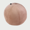 Vista frontal del cojín esfera mediano en terciopelo rosa; el acabado aterciopelado aporta una sensación de lujo y suavidad, ideal para crear puntos de acento delicados en la decoración.