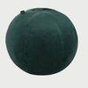 Vista frontal del cojín esfera mediano en terciopelo verde; el tono profundo y la textura de pelo corto crean una pieza visualmente rica y sofisticada.