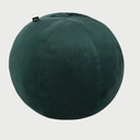 Vista frontal del cojín esfera mediano en terciopelo verde; el tono profundo y la textura de pelo corto crean una pieza visualmente rica y sofisticada.