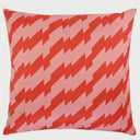 Vista frontal del cojín cuadrado Euforia de 50 x 50 cm; presenta un patrón dinámico LINEAs en zigzag o relámpagos en color rojo vibrante sobre un fondo rosa suave, creando un contraste audaz y lleno de energía.