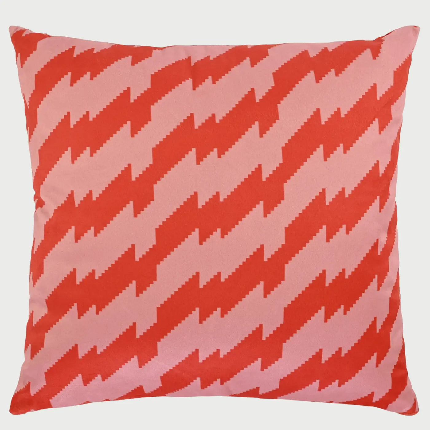 Vista frontal del cojín cuadrado Euforia de 50 x 50 cm; presenta un patrón dinámico LINEAs en zigzag o relámpagos en color rojo vibrante sobre un fondo rosa suave, creando un contraste audaz y lleno de energía.