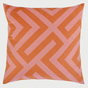 Vista frontal del cojín cuadrado Faro de 50 x 50 cm; presenta un patrón laberíntico LINEAs gruesas entrelazadas en color naranja vibrante sobre un fondo rosa suave, creando un efecto visual moderno y estructurado.