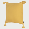 Vista frontal del cojín cuadrado Flavio en color amarillo mostaza; su diseño sólido y vibrante aporta calidez visual y un punto focal luminoso a través de su textura de fibra natural.