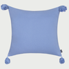 Vista frontal del cojín cuadrado Flavio de 45 x 45 cm en color azul sólido; confeccionado íntegramente en algodón, presenta una superficie lisa con una textura de trama natural y bordes limpios sin costuras decorativas externas.