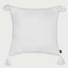 Vista frontal del cojín cuadrado Flavio en color blanco; destaca por la pureza de su tono y la trama visible del algodón natural, ideal para ambientes de estilo escandinavo o minimalista.