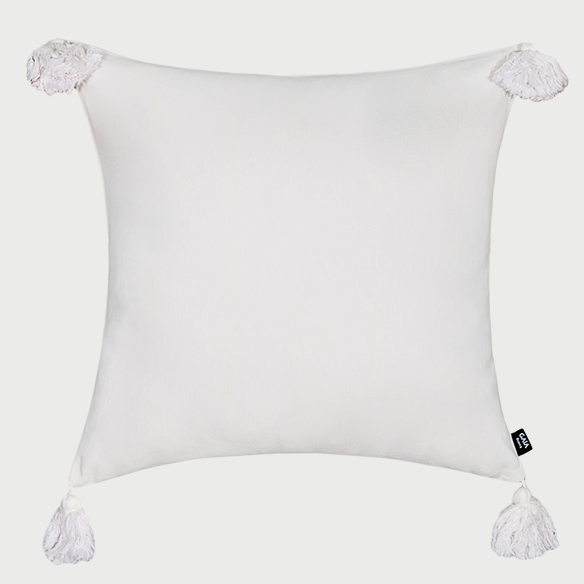 Vista frontal del cojín cuadrado Flavio en color blanco; destaca por la pureza de su tono y la trama visible del algodón natural, ideal para ambientes de estilo escandinavo o minimalista.